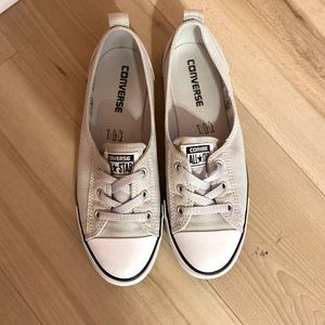 Size 8 grey converse